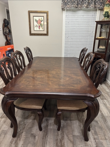 High end dinning table w/ 2 leafs