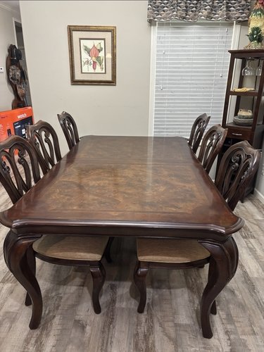 High end dinning table w/ 2 leafs