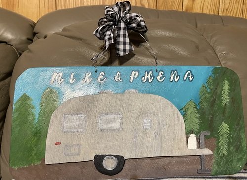 SIGNS, DOOR HANGERS, WREATHS FOR ALL OCCASIONS, RAZORBACK CUTTING BOARDS, KNIVES