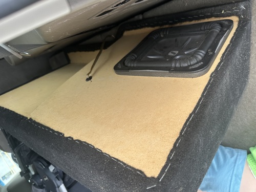 Kicker solobaric L7 8” in behind the seat truck box