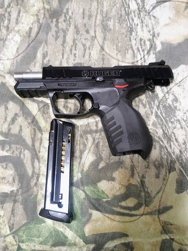 Ruger Sr22 threaded barrel 1 magazine 