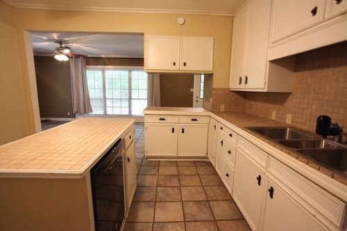 3 Bedrooms and 2 Bathrooms House for rent