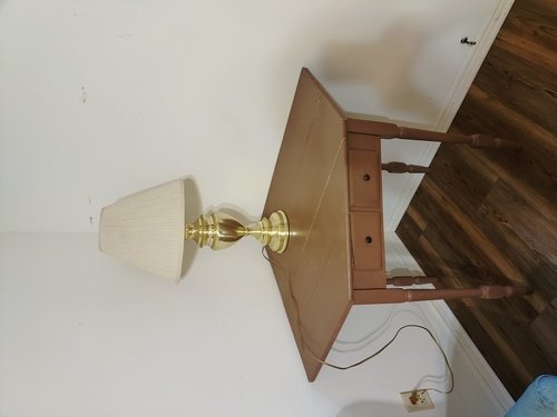 CORNER TABLE