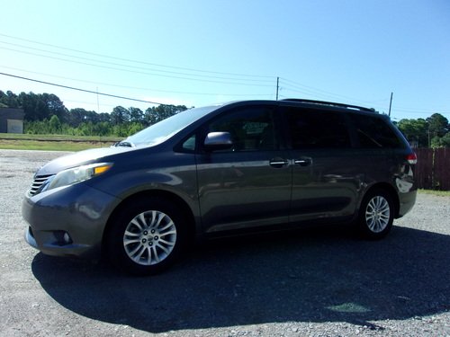 TOYOTA SIENNA XLE