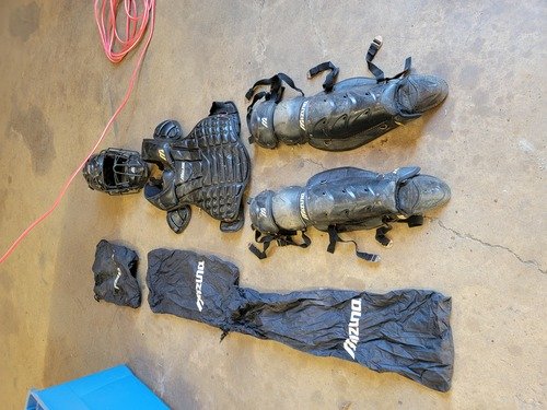 Mizzuno catching gear adult size