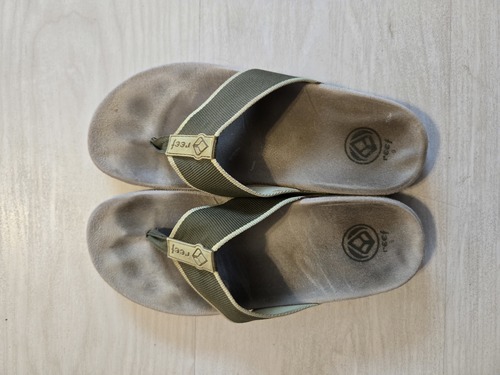 REEF FLIP FLOPS SIZE 9