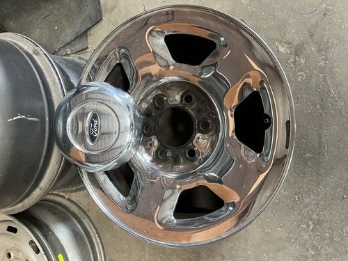 Ford F-150 factory rims 17 and center caps