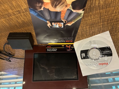 Digital picture frames 