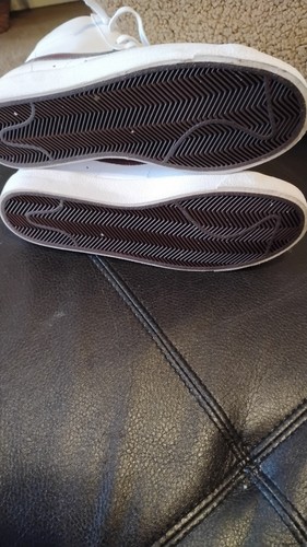 UNISEX NIKE SHOES SIZE 7 YOUTH