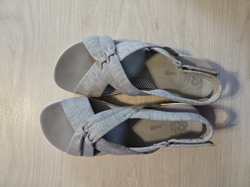 NEW CLARKS GRAY SANDALS ADJUSTABLE STRAP SIZE 9